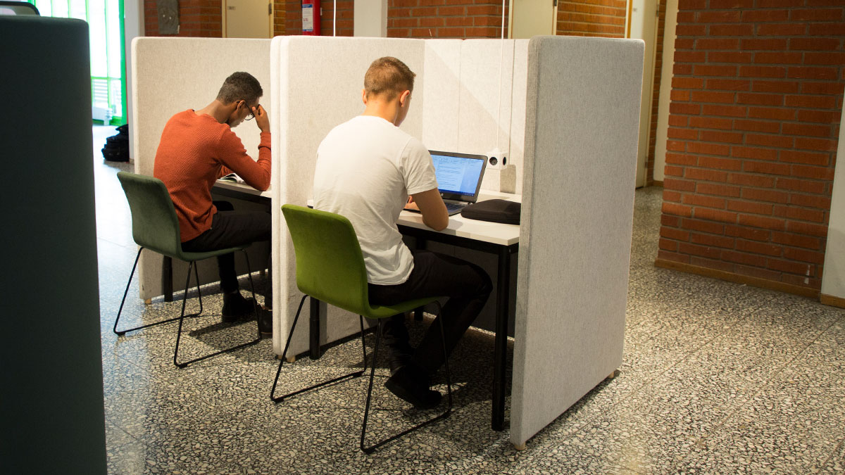 Två elever pluggar på Vuxnas Lärande i Sala