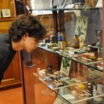 Elev som studerar artefakter från naturhistoriskt museum