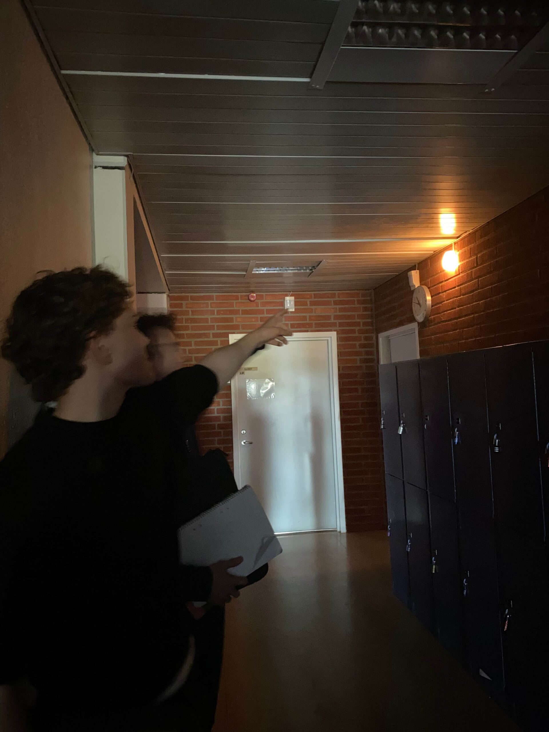 Pojke pekar mot nödlampa